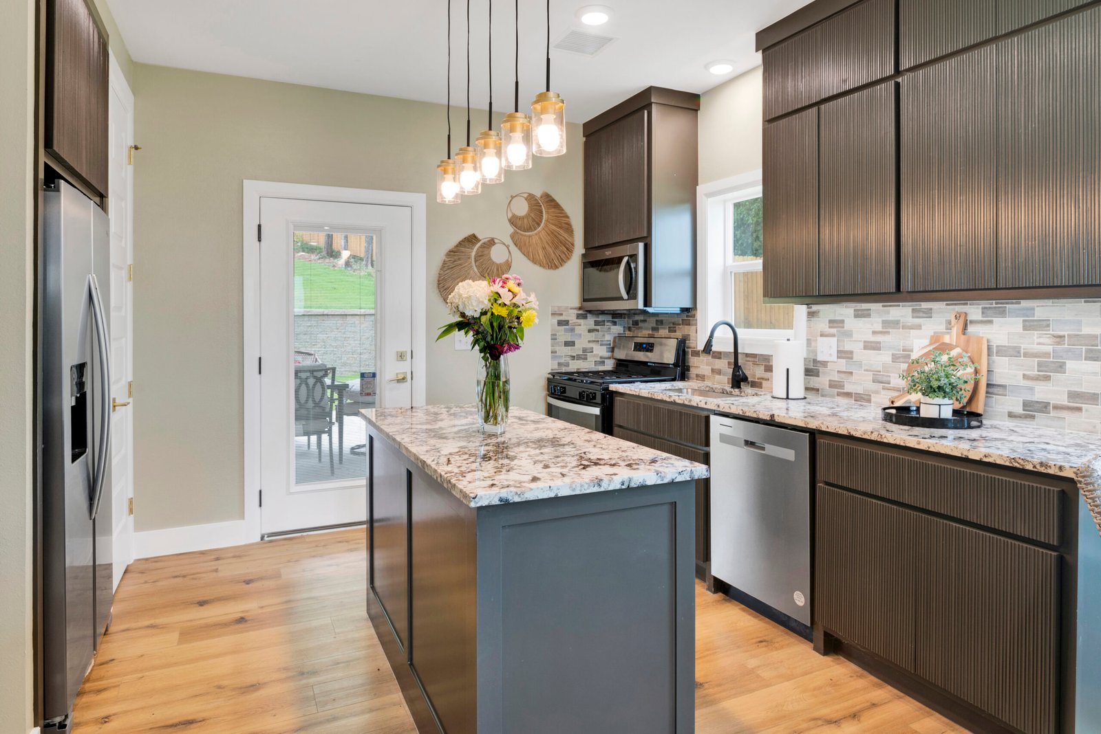 This image captures a stunning modern kitchen with a blend of sophisticated design and functional elegance.